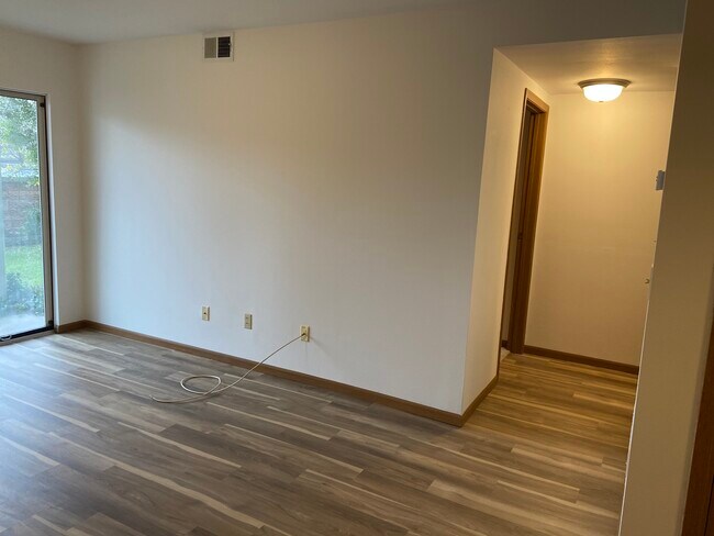 Building Photo - 749 Ridgeside Dr