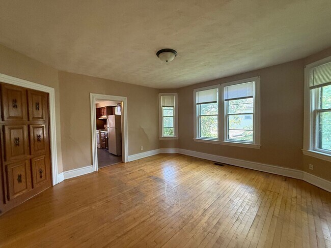 Foto del edificio - 719 Edmund Ave W