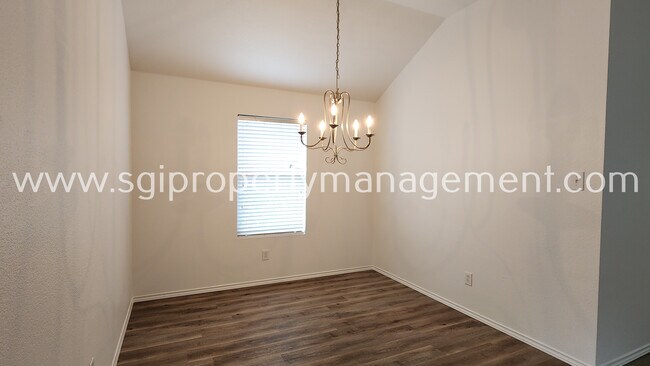 Building Photo - Great 4 bedroom ready for move-in