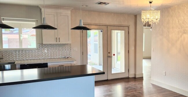 Building Photo - Beautiful, Remodeled 4 bedroom 3 bathroom ...