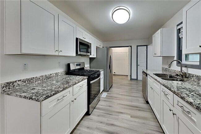Building Photo - 5406 Jamestowne Dr