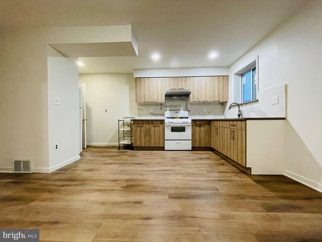 Building Photo - 2129 Longshore Ave