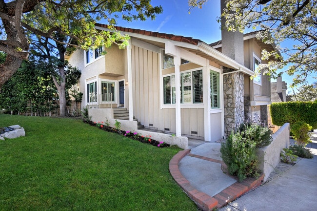 Building Photo - 2898 Woodwardia Dr