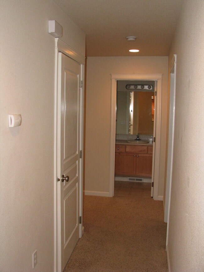 Building Photo - Four Bedroom Home in South Salem