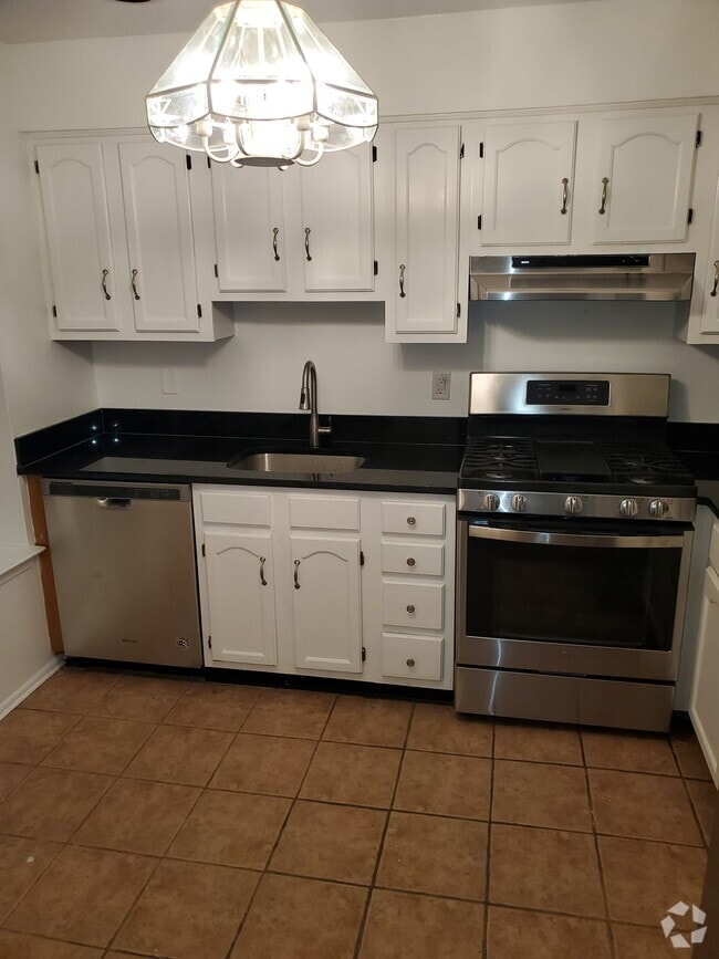 Building Photo - 551 Clubhouse Ct