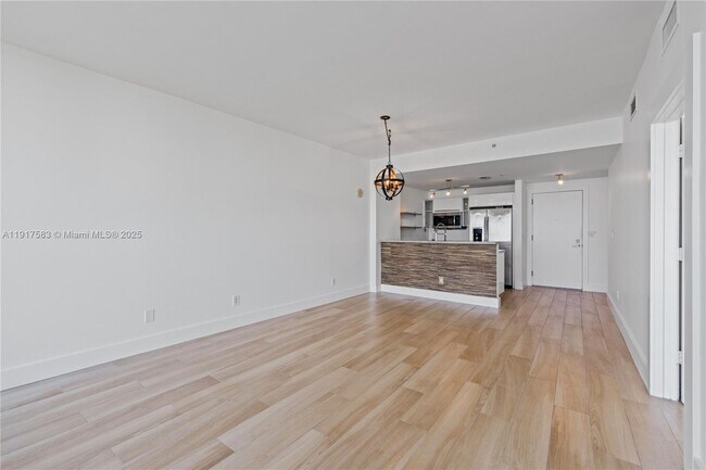 Foto del edificio - 601 NE 36th St