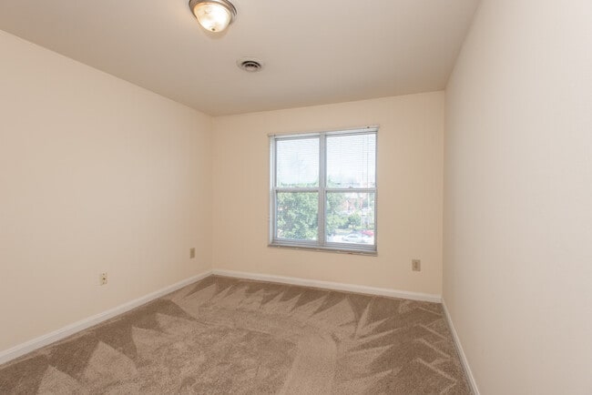 Building Photo - Walk to UC & UC Medical | 1BR/2BR Apartments