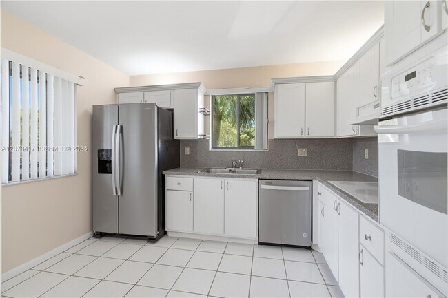Foto del edificio - 16252 Laurel Dr