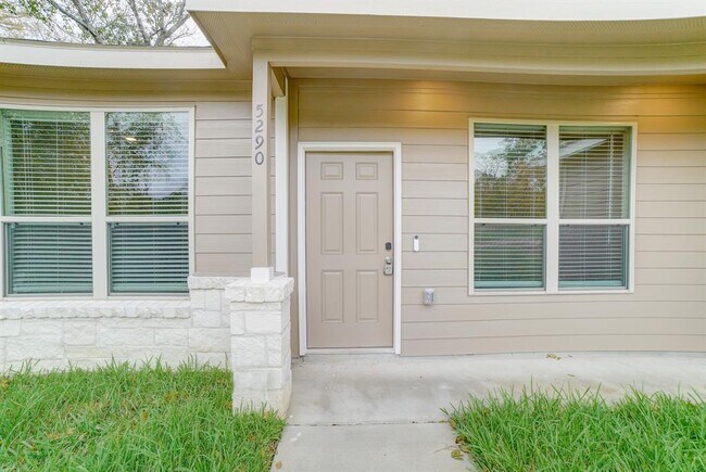 Building Photo - 5290 Pine Haven Ln