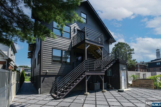 Foto del edificio - 332 Coolidge Ave