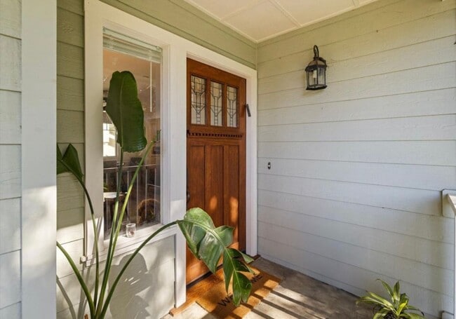 Building Photo - Downtown Santa Barbara 2 Bedroom