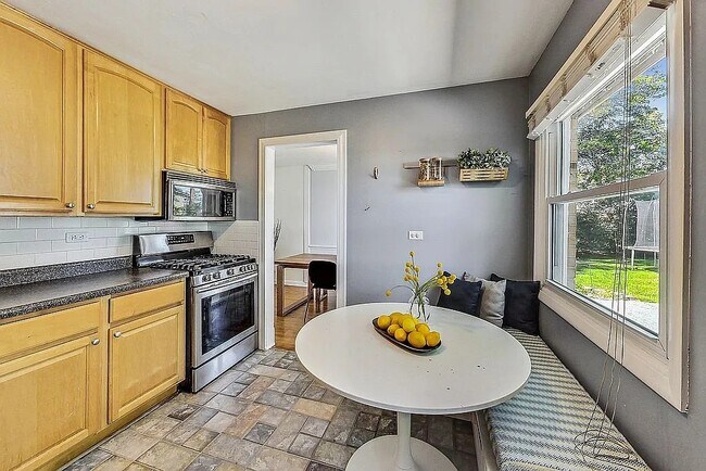 Building Photo - 318 W Hackberry Dr