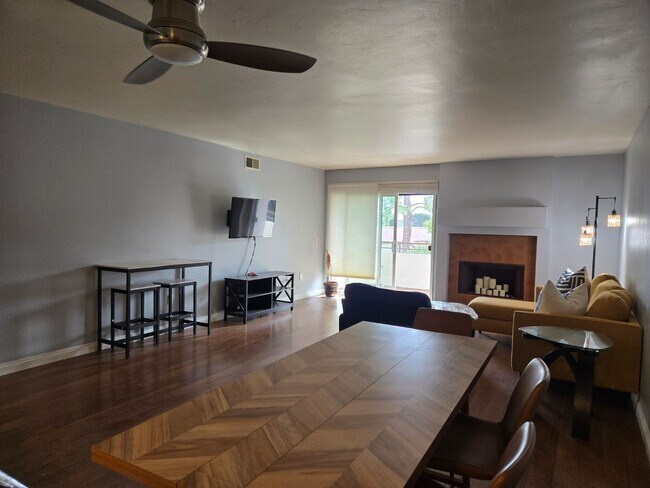 Foto del edificio - Ground-floor San Carlos stunning single-story condo available immediately.