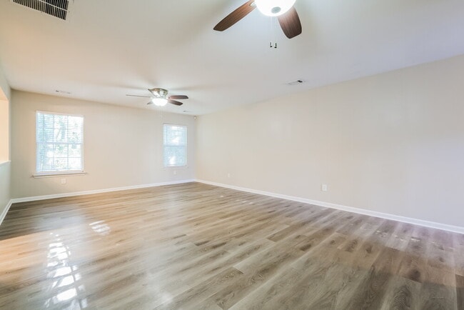 Building Photo - 2770 Mayfair Dr