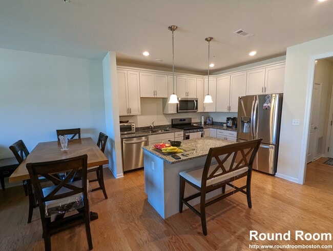 Building Photo - 120 University