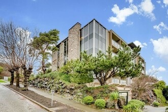 Building Photo - 900 Warren Ave N