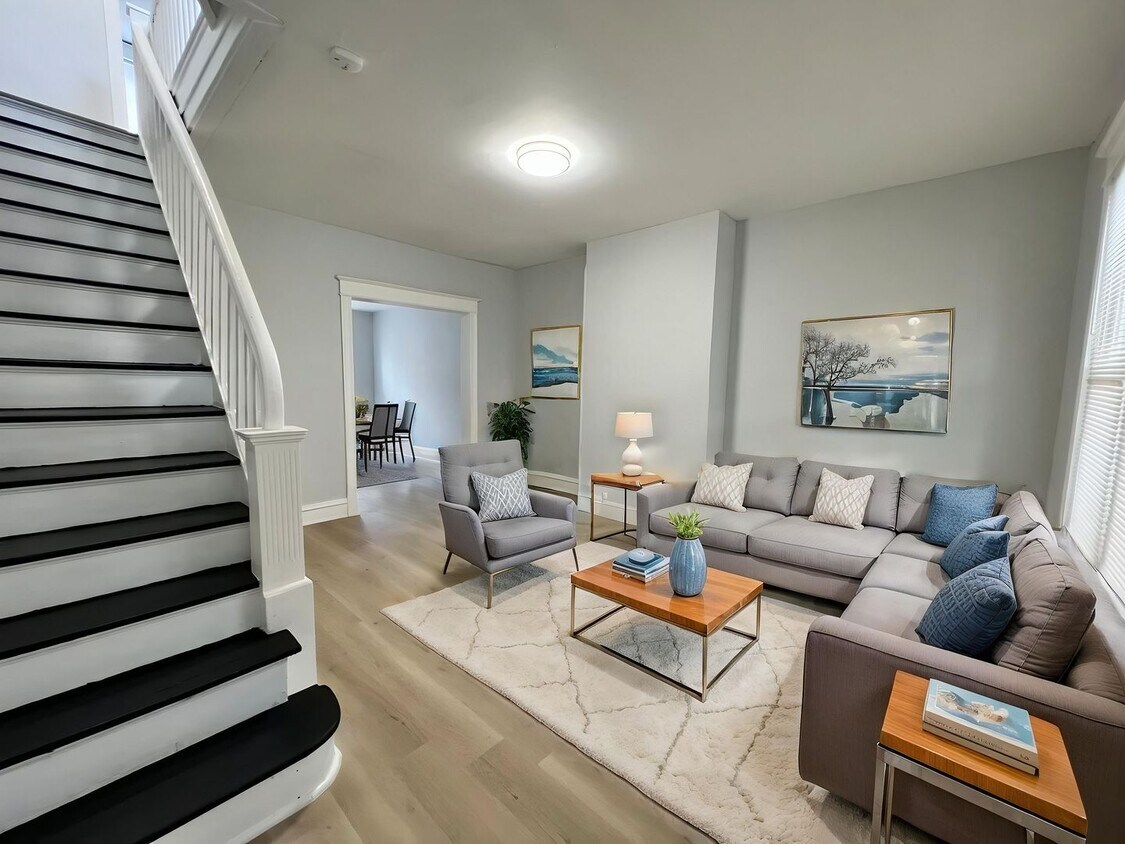Foto principal - Remodeled Large 3bd/1 House with Rear yard...