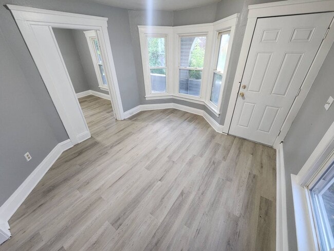 Building Photo - Charming 3-Bedroom Property in Prime Location