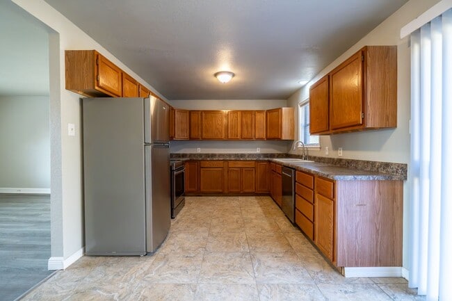 Foto del edificio - * Move-In Special * Charming 3 Bed / 1.5 Bath Home in Greenwood (1 Acre Lot)