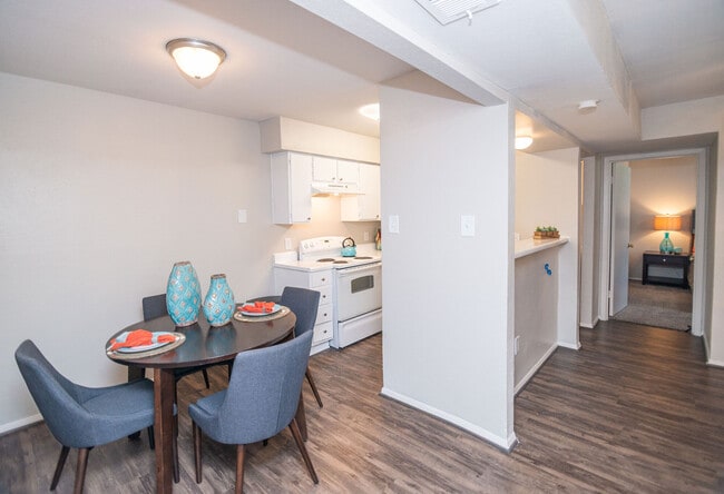 Apartamentos Willow Springs — foto de la comunidad - Willow Springs