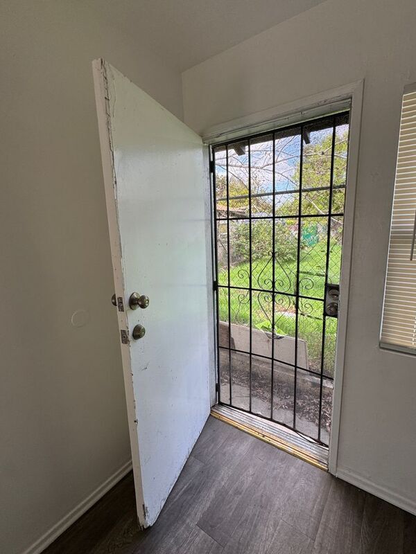 Foto del edificio - 834-846 N Davidson Ave