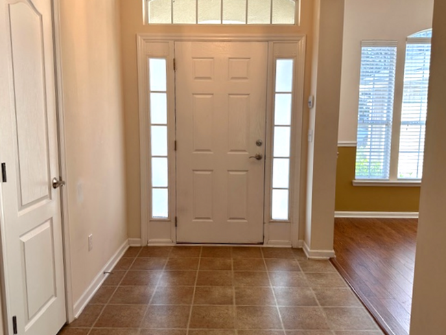 Building Photo - Large 3BD/2BA |Quiet Setting | Fenced Yar ...