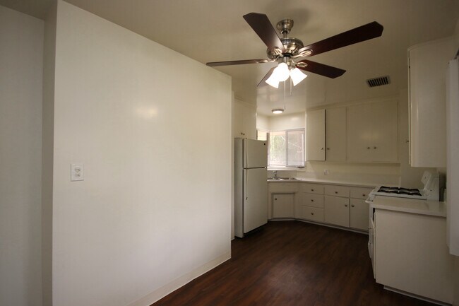 Building Photo - 2035 Huntington Dr