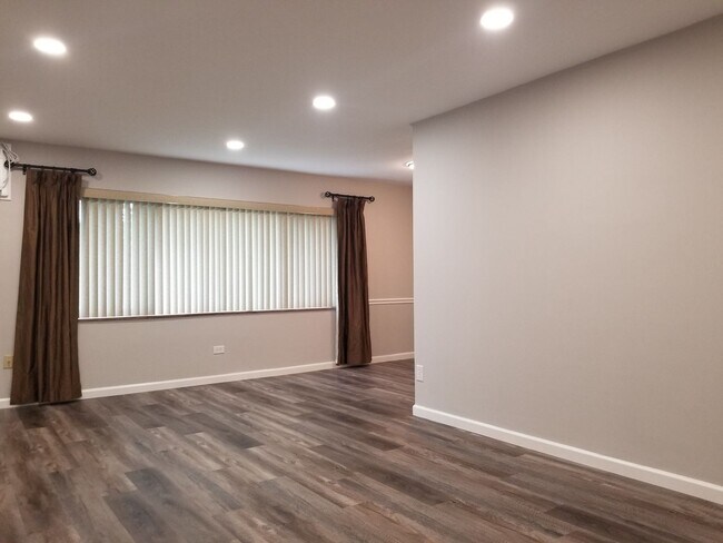 Building Photo - 32900 Aurora Rd