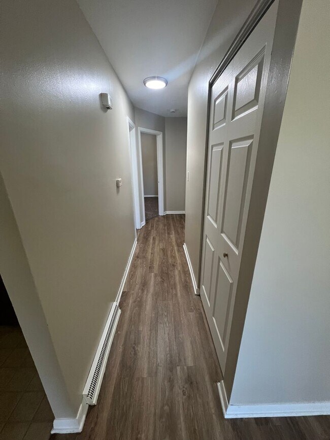 Foto del edificio - Updated, 2 Bedroom Ranch with Full Basement