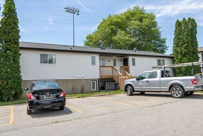 Foto del edificio - $1,050 | 2 Bedroom, 1 Bathroom Condo | Sub...