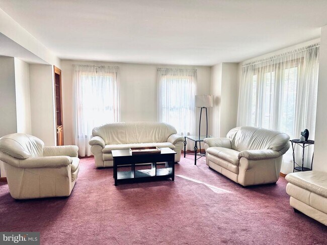 Foto del edificio - 405 Holly Glen Dr