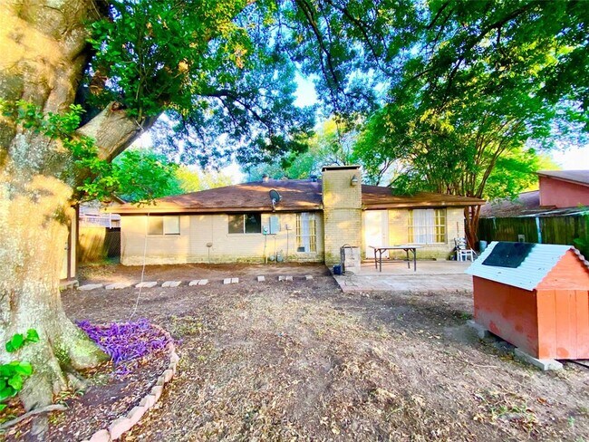 Foto del edificio - 3404 Surrey Ln