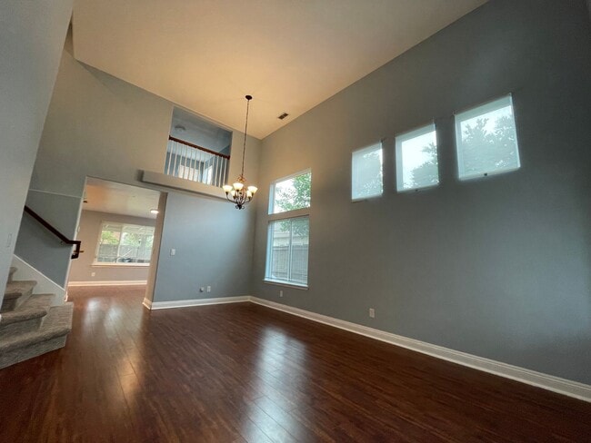 Building Photo - Freshly Updated & Move-In Ready