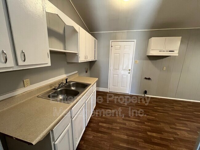 Foto del edificio - 2054 Pueblo Ave