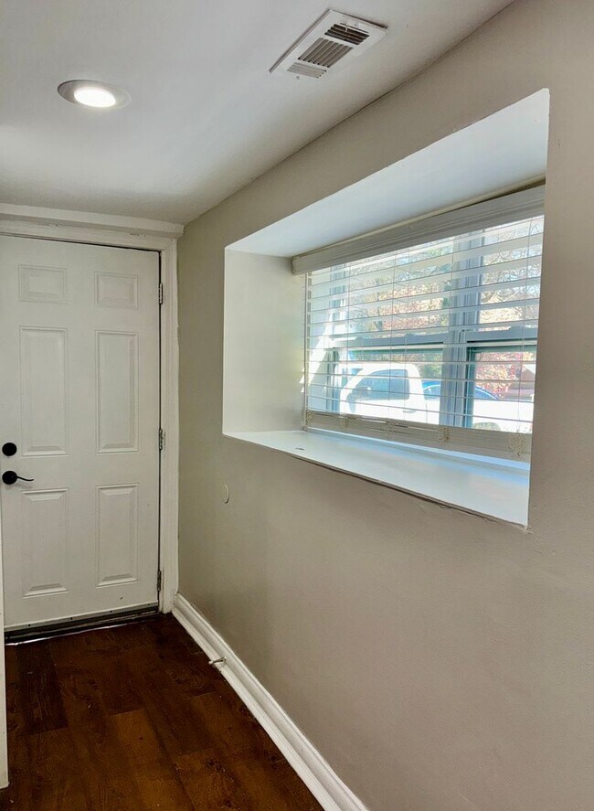 Foto del edificio - Renovated Garden Level Apartment!