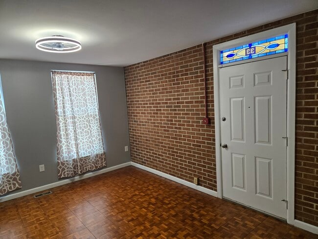 Building Photo - 33 N Ann St