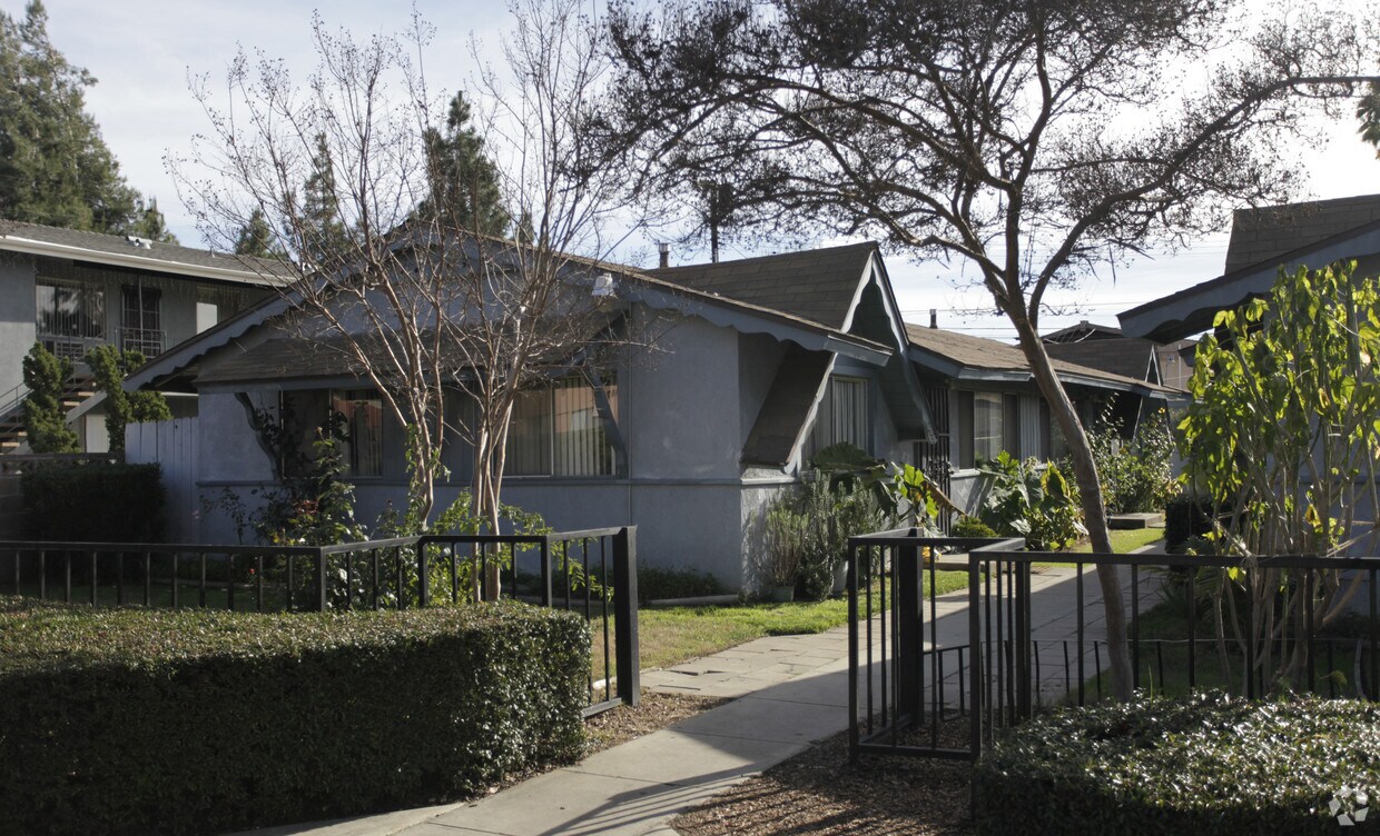 Primary Photo - 4855 Canoga St