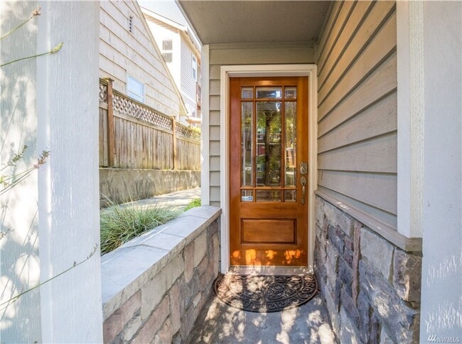Building Photo - 3 bd 3 bath townhouse close to SPU