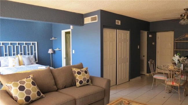 Building Photo - 14401 Commodores Dr