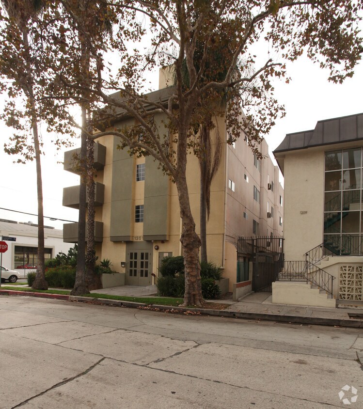 Foto del edificio - 1201 N MANSFIELD AV