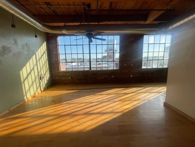 Foto del edificio - Large One Bedroom One bath Loft Apartment available Now!