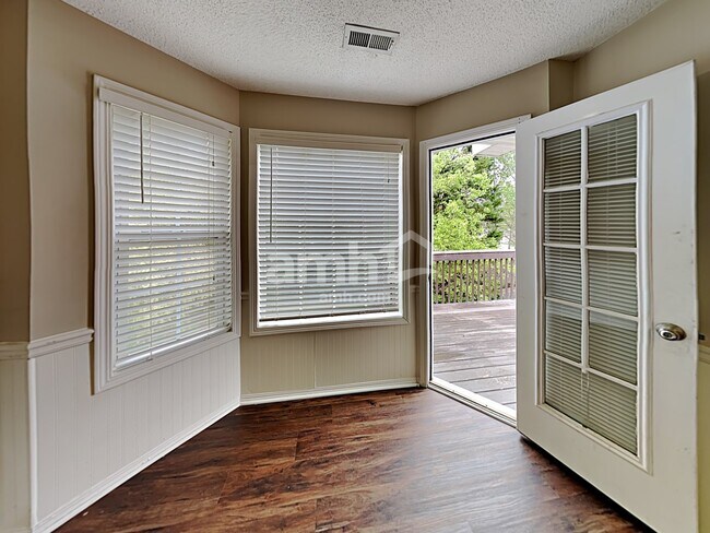 Foto del edificio - 611 Waterford Ln