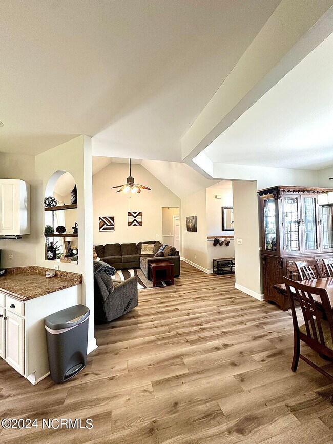 Building Photo - 425 N Belvedere Dr