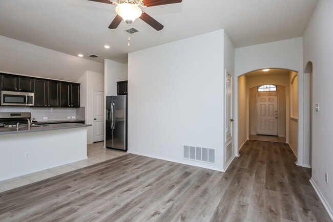 Building Photo - 625 Saguaro Dr