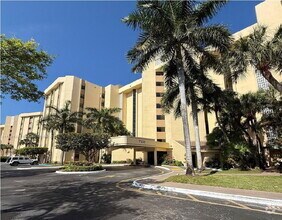 Building Photo - 7300 Radice Ct