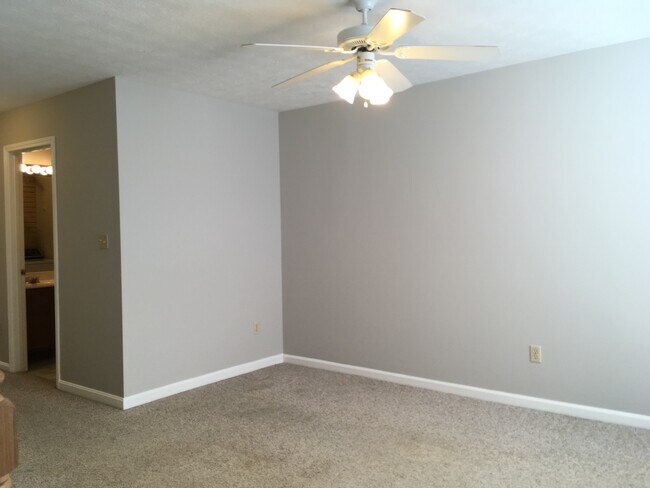 Foto del edificio - Lovely Townhouse! Fresh Paint, New Carpet, All Electric!  W/D Included, Privacy Fenced Backyard