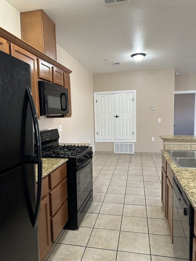 Building Photo - 6325 Reynolds Dr