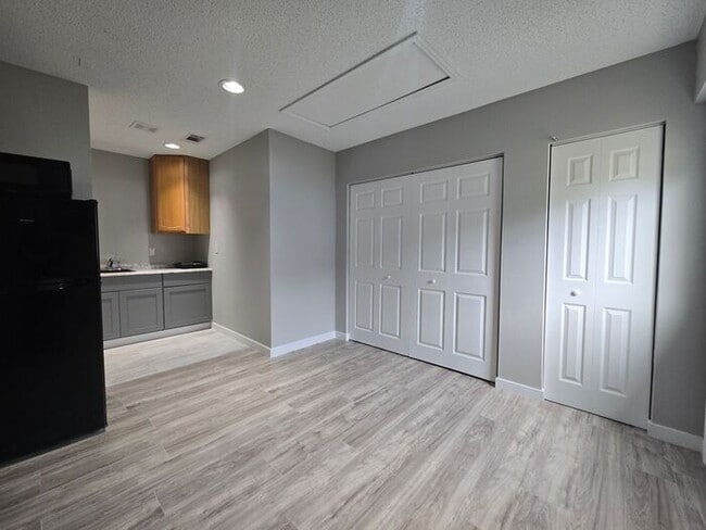 Building Photo - EFFICIENCY IN DELTONA AVAILABLE NOW, UTILI...