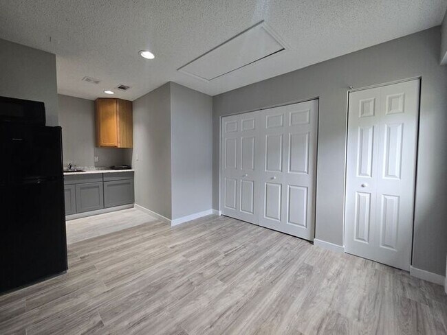 Foto del edificio - EFFICIENCY IN DELTONA AVAILABLE NOW, UTILI...