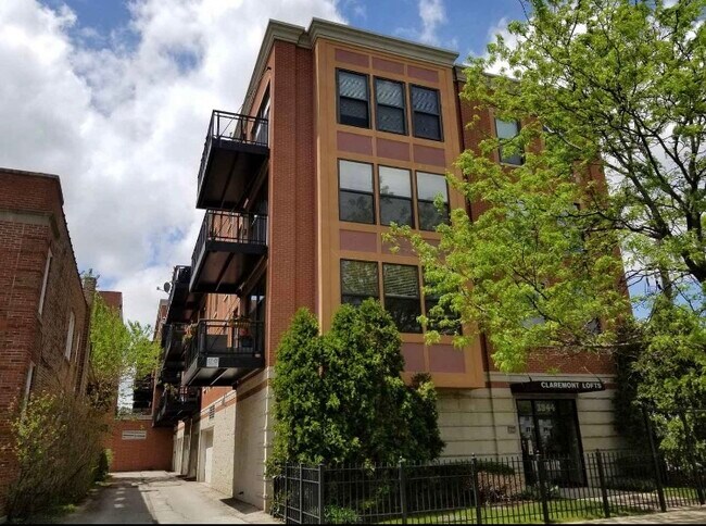 Building Photo - 3944 N Claremont Ave